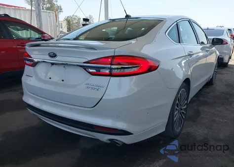2017 Ford Fusion Hybrid Titanium z USA, uszkodzony, nr VIN 3FA6P0RU8HR229653